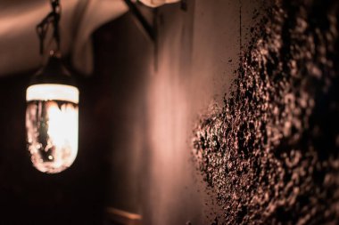 Farklı yerler, duygular ve izlenimlerle dolu bir sorgu odası..