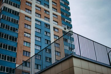 Modern apartman yerleşim bölgesinde yer alıyor..