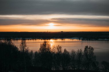 Güneşin doğuşunu ve yüksek bir binadan nehri görmek.