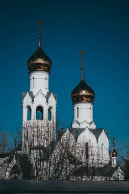 Modern bir şehrin sokaklarındaki Ortodoks Rus Kilisesi.