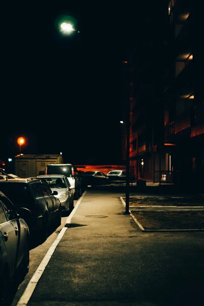 Modern bir apartmanın önünde gece kaldırımı.