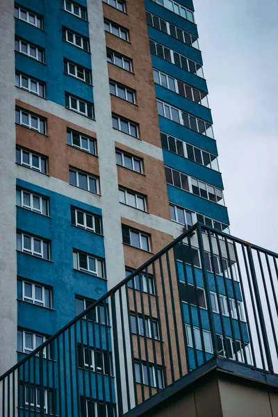 Modern apartman yerleşim bölgesinde yer alıyor..
