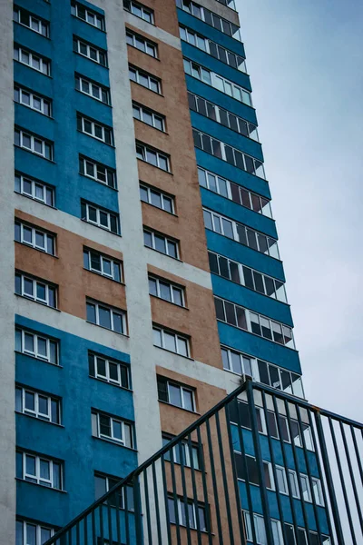 Moderno Edificio Apartamentos Situado Una Zona Residencial —  Fotos de Stock