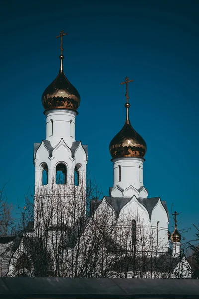 Modern bir şehrin sokaklarındaki Ortodoks Rus Kilisesi.