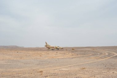 Çöldeki bir uçağın enkazı.