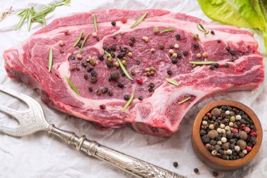 Organik etli çiğ biftek 