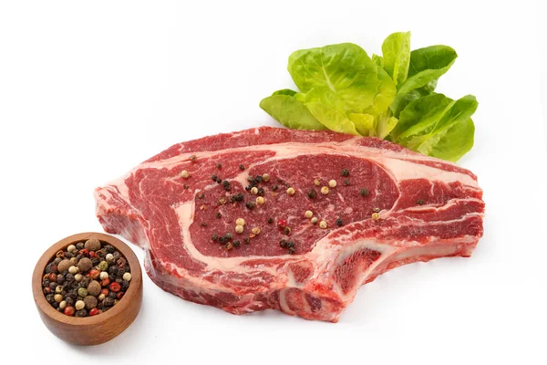 Biologische rauwe biefstuk geïsoleerd — Stockfoto