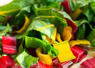 Salata doğranmış kırmızı ve sarı swiss Chard,