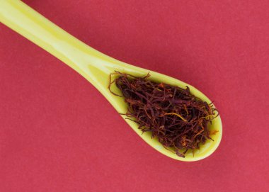 bir kaşık üzerine safran