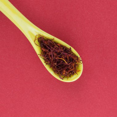 Safran sarı bir kaşık üzerinde 