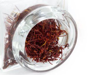 Safran kalın cam kavanozda 