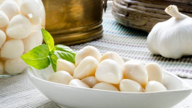 Bütün ve turşusu sarımsak 