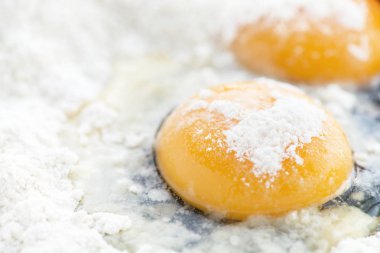 organik yumurta sarısı un içinde döşeme,