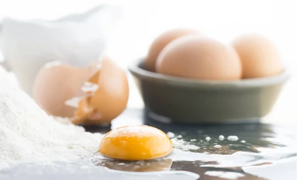 Органічний одиночний яєчний жовток з шкаралупою — стокове фото