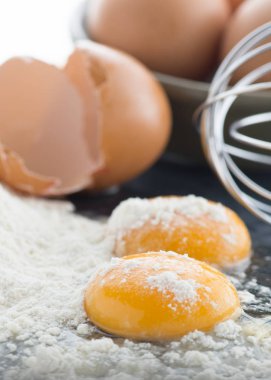 iki kırık yumurta dikey görüntü 