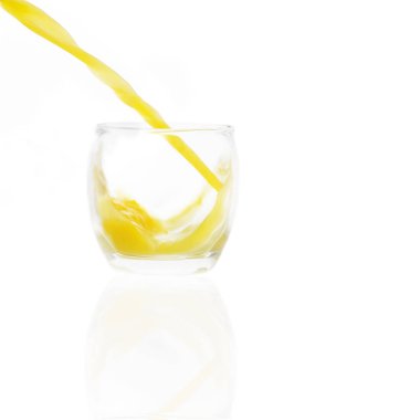 bir bardakta dökme izole meyve suyu