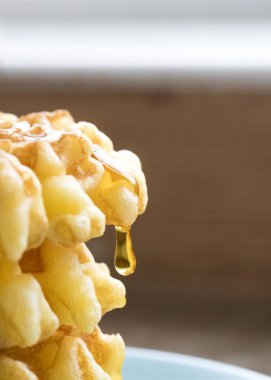 bir yığın Belçika üzerinde dikey seçici odak şurubu, kopya alanı ve metin menü ve yemek tarifleri için vurdu büyük bir damla gösterilen yan görünümü kadar yakın aşırı waffle, 