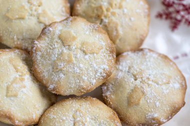 lezzetli ev pişmiş kıymalı börek baş resmin üzerine bir İngiliz Noel şenlikli gelenek Noel şenlikli posterler, menüler veya tarifleri bokeh arka plan için kopya alanı veya metin kullanımı için seçici odak vurdu 