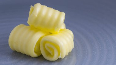 metin yerleşim yeri olan bir tabakta kıvrılmış taze organik tereyağı