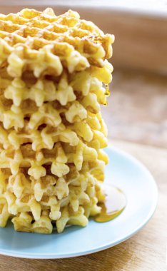 seçici odak Belçika uzun boylu bir yığın üzerinde dikey yan görünümü gösteren damla şurubu, atış için kopya alanı ve metin menü ve yemek tarifleri için yansıtan güneş ışığı waffle, 