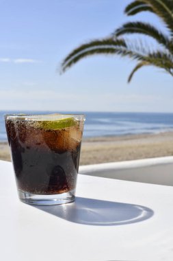  buz cola içecek bir plajda 