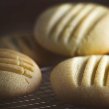 Ev yapımı tereyağlı kurabiyelerin kare resmi çatal baskılı tasarım ile. Tarifler için kopya alanı için taze pişmiş seçici odak görüntüsü. 