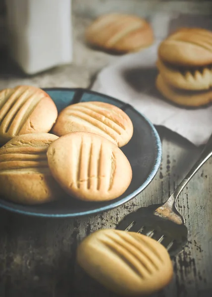 Függőleges Luxus Vaj Cookie Egy Tányéron Tejjel Szűrő Hozzáadott Szelektív — Stock Fotó