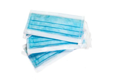 Beyaz bir arka planda izole edilmiş bir virüsten korunmak için takabileceğiniz mavi yüz maskesi. 