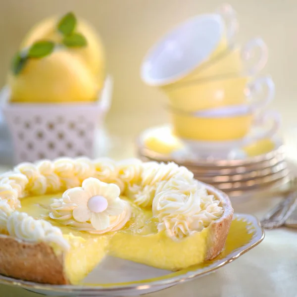Крупный План Вкусного Лимонного Пирога Сочной Начинкой Креативной Кремовой Отделкой — стоковое фото