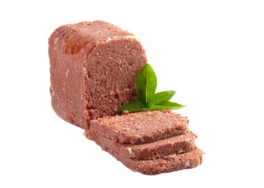 Dilimlenmiş mısır konservesi ve garnitür beyaz arka planda izole. 