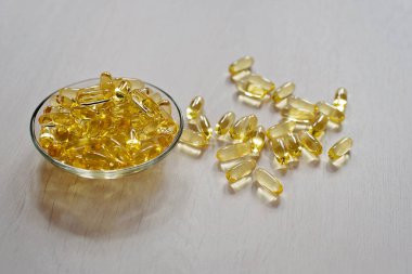 Balık yağı hapları. Omega-3 jel kapsülleri. Morina ciğerinden elde edilen gıda takviyesi. Sağlık ve tıbbi konsept. Yumuşak seçici odak.