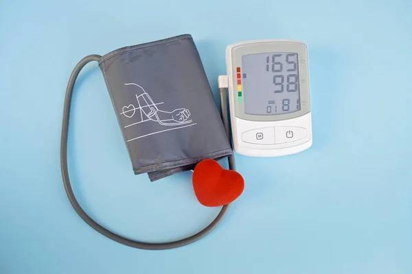 Corazón Juguete Rojo Tonómetro Sobre Fondo Azul Concepto Salud Cardiología — Foto de Stock