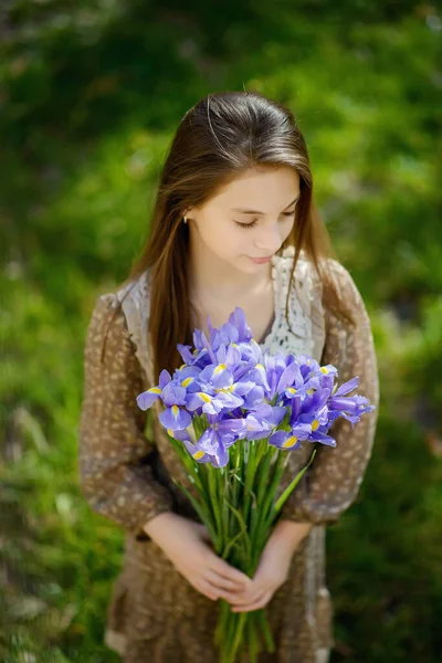 Mooi Meisje Met Een Boeket Paars Violette Irissen Haar Handen — Stockfoto