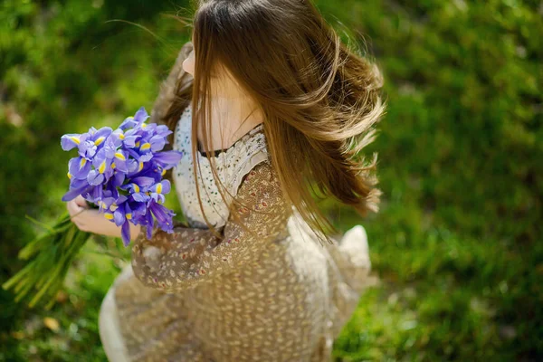 Ein Mädchen Einem Hellen Kleid Dreht Sich Einem Tanz Mit — Stockfoto