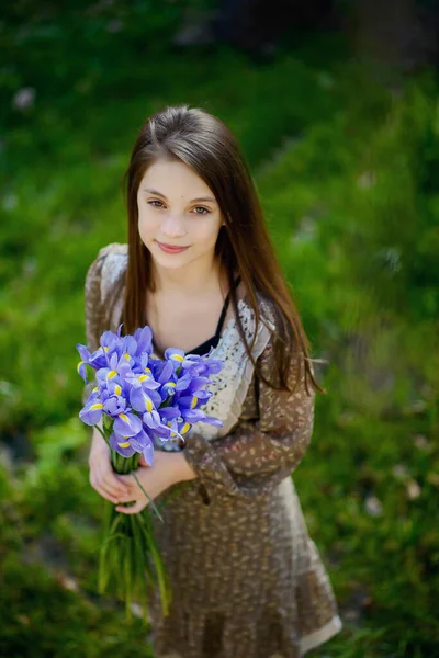 Krásná Dívka Lehkých Šatech Kyticí Jarních Květin Duhovek Pozadí Jasně — Stock fotografie
