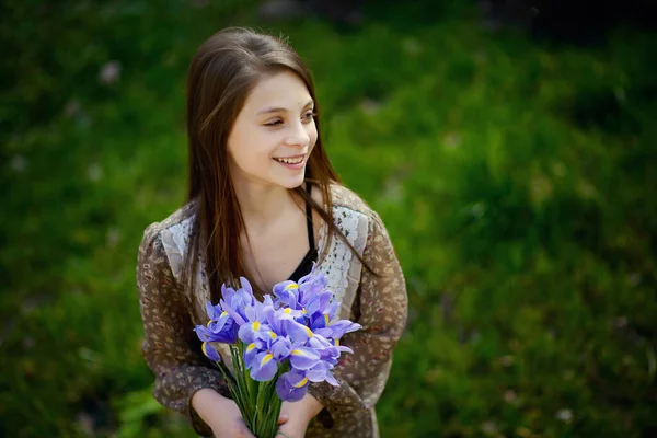 Hermosa Chica Regocija Sonríe Con Ramo Flores Primavera Sus Manos —  Fotos de Stock