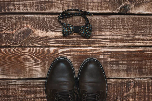 Acessórios Masculinos Laço Gravata Sapatos Couro Fundo Madeira Espaço Para — Fotografia de Stock