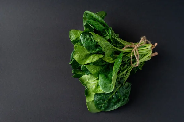 Concepto Comida Limpia Manojo Hojas Espinacas Verdes Orgánicas Frescas Sobre — Foto de Stock