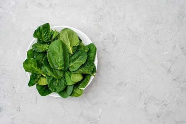 Concepto Comida Limpia Hojas Espinacas Verdes Orgánicas Frescas Plato Sobre — Foto de Stock