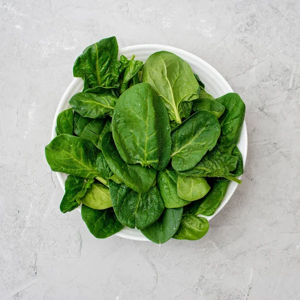 Concepto Comida Limpia Hojas Espinacas Verdes Orgánicas Frescas Plato Sobre — Foto de Stock