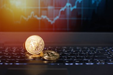 Bitcoin paralar bir klavye üzerinde arka planda çözülmüş büyüme grafiği grafiği ile karşılaştırılır. Sanal kripto para birimi kavramı. Bitcoin madenciliği, online iş, alışveriş. Boşluğu kopyala