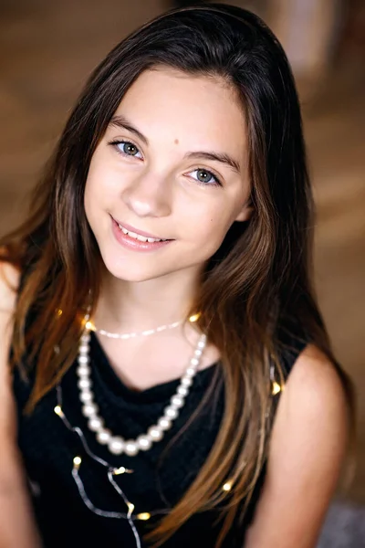 Fiatal Gyönyörű Lány Közel Egy Szilveszteri Boldogan Mosolyog Közelkép Portré — Stock Fotó