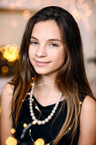 Fiatal Gyönyörű Lány Közel Egy Szilveszteri Boldogan Mosolyog Közelkép Portré — Stock Fotó