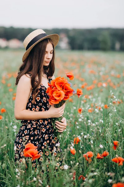 Bella Ragazza Libera Cappello Campo Estivo Papaveri Rossi Con Mazzo — Foto Stock