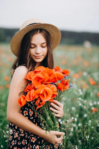 Menina Livre Bonita Chapéu Campo Verão Papoilas Vermelhas Com Buquê — Fotografia de Stock