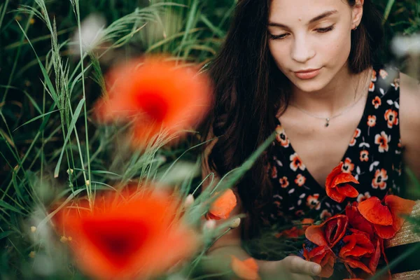 Nahaufnahme Porträt Eines Schönen Freien Mädchens Einem Sommerfeld Aus Roten — Stockfoto