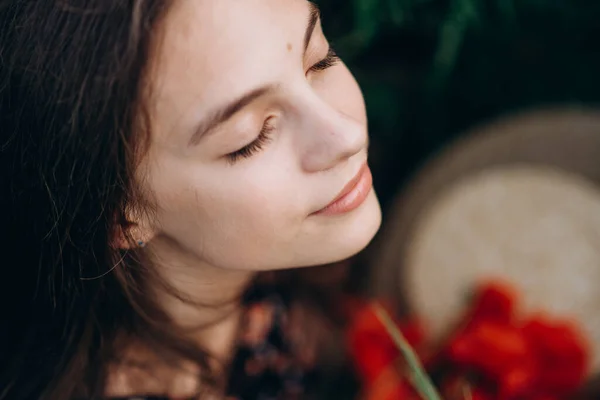 Nahaufnahme Porträt Eines Schönen Freien Mädchens Einem Sommerfeld Aus Roten — Stockfoto