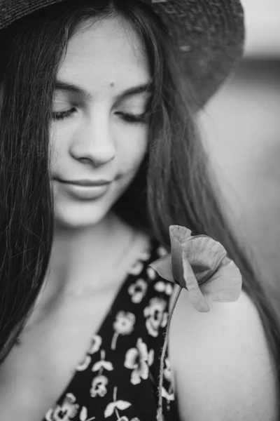 Nahaufnahme Porträt Eines Schönen Freien Mädchens Mit Hut Einem Sommerfeld — Stockfoto