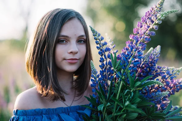 Menina Bonita Jovem Detém Grande Buquê Tremoços Roxos Campo Floração — Fotografia de Stock