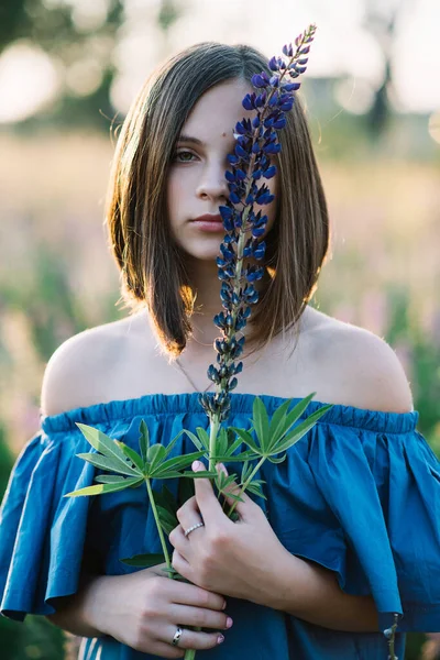 Schöne Mädchen Mit Einer Lupinenblume Den Händen Auf Einem Feld — Stockfoto